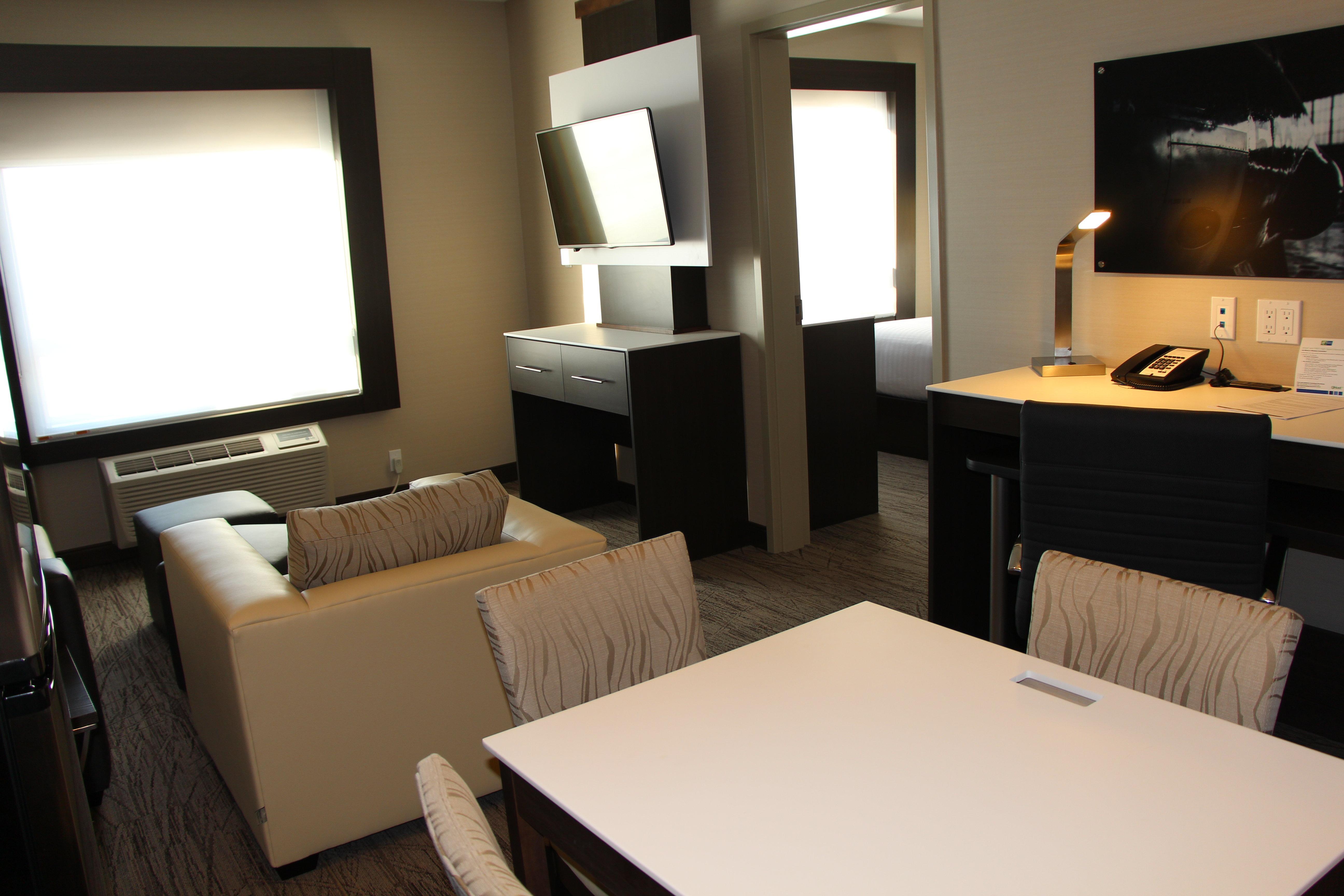 Holiday Inn Express & Suites Cold Lake By Ihg Buitenkant foto