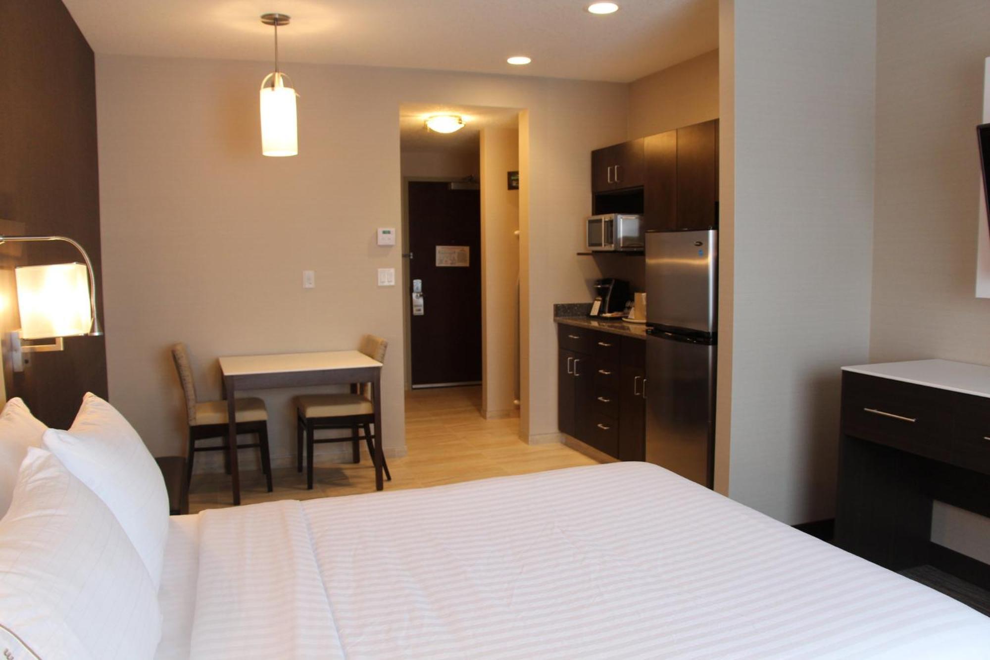 Holiday Inn Express & Suites Cold Lake By Ihg Buitenkant foto