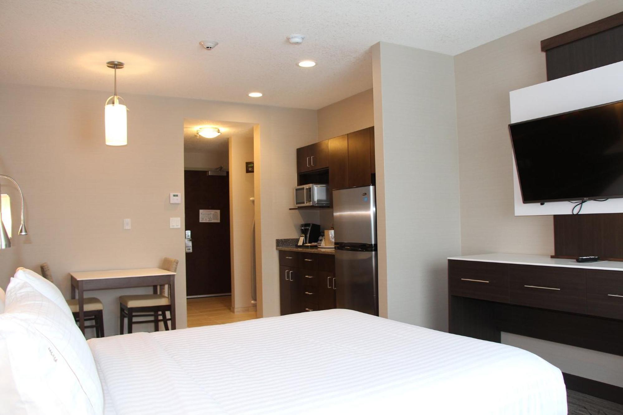 Holiday Inn Express & Suites Cold Lake By Ihg Buitenkant foto