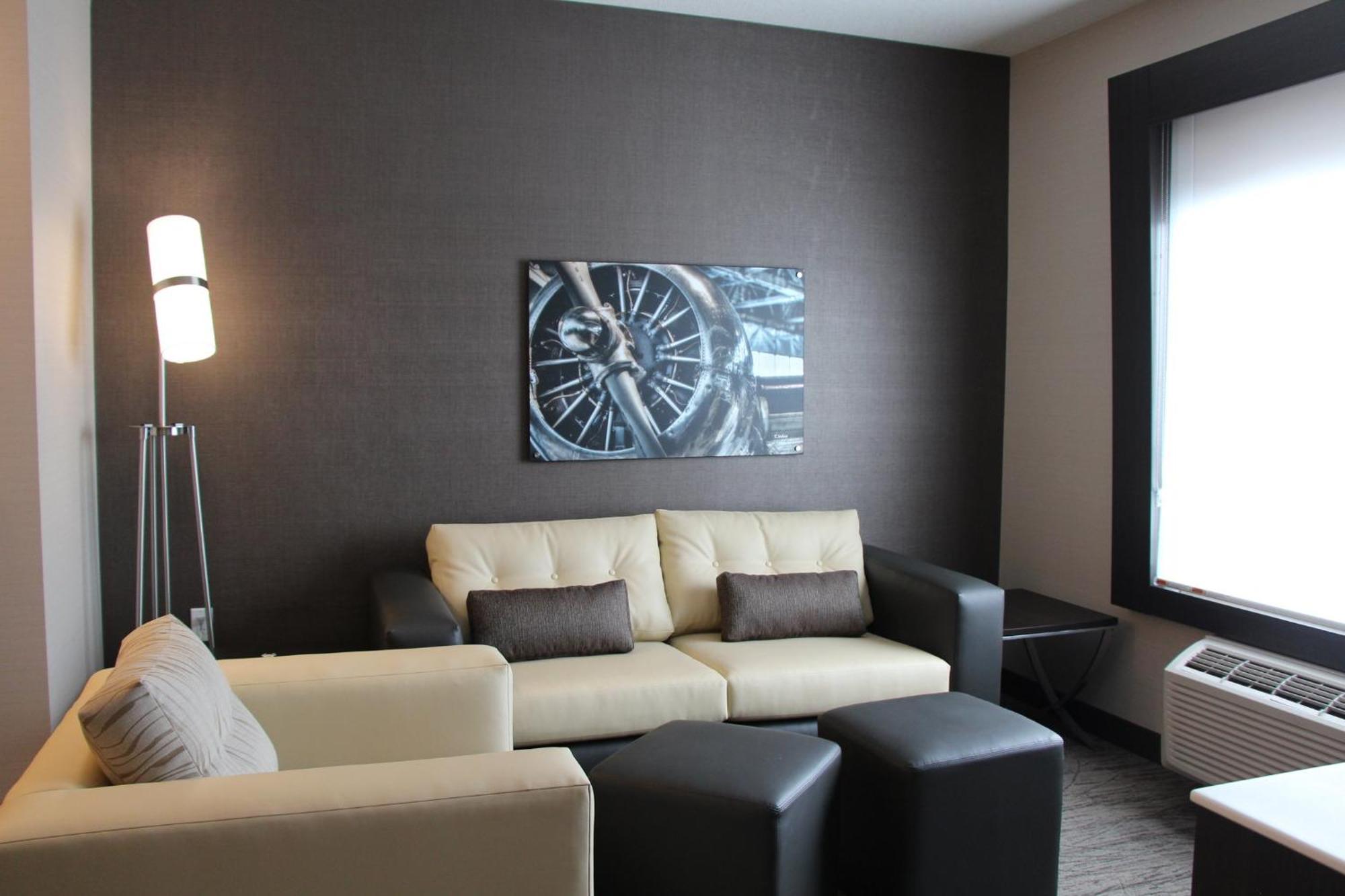 Holiday Inn Express & Suites Cold Lake By Ihg Buitenkant foto